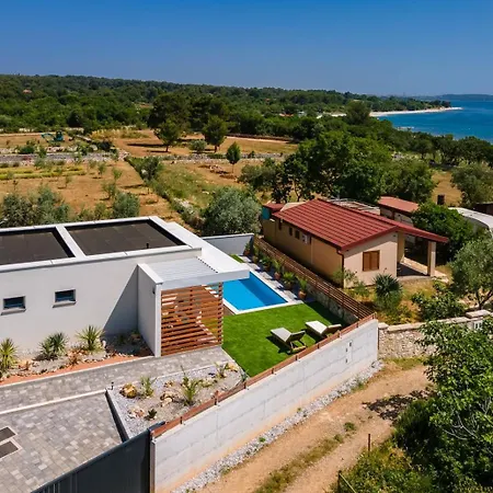 Cubic Сasa de vacaciones Peroj